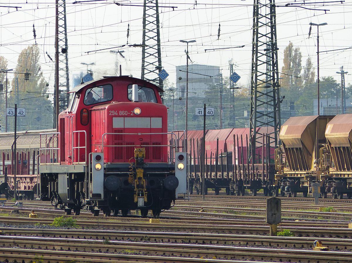 DB Schenker Diesellok 294 860-2 Oberhausen West 30-10-2015.

DB Schenker dieselloc 294 860-2 Oberhausen West 30-10-2015.