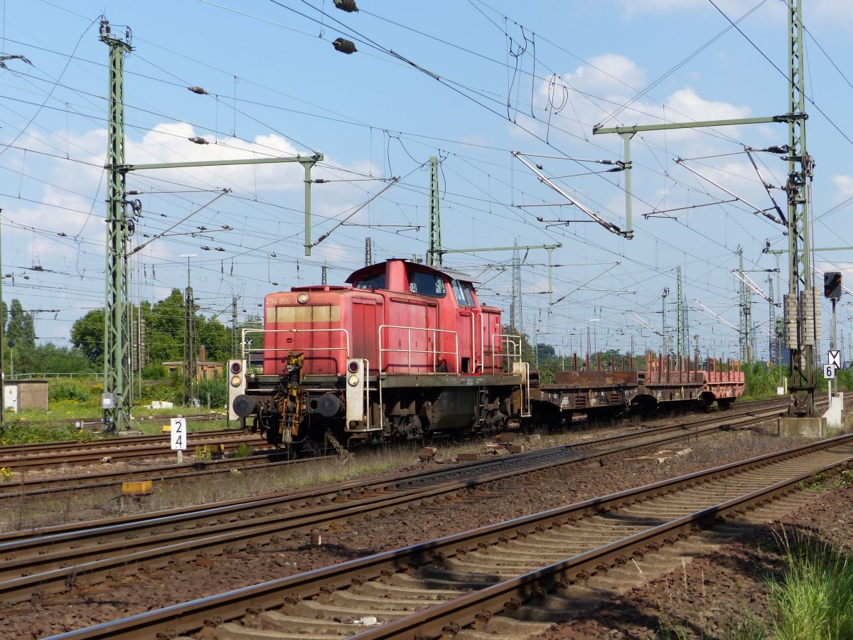 DB Schenker Diesellok 294 906-3 G�terbahnhof Oberhausen West 11-09-2015.

DB Schenker dieselloc 294 906-3 met een korte goederentrein. Goederenstation Oberhausen West 11-09-2015.