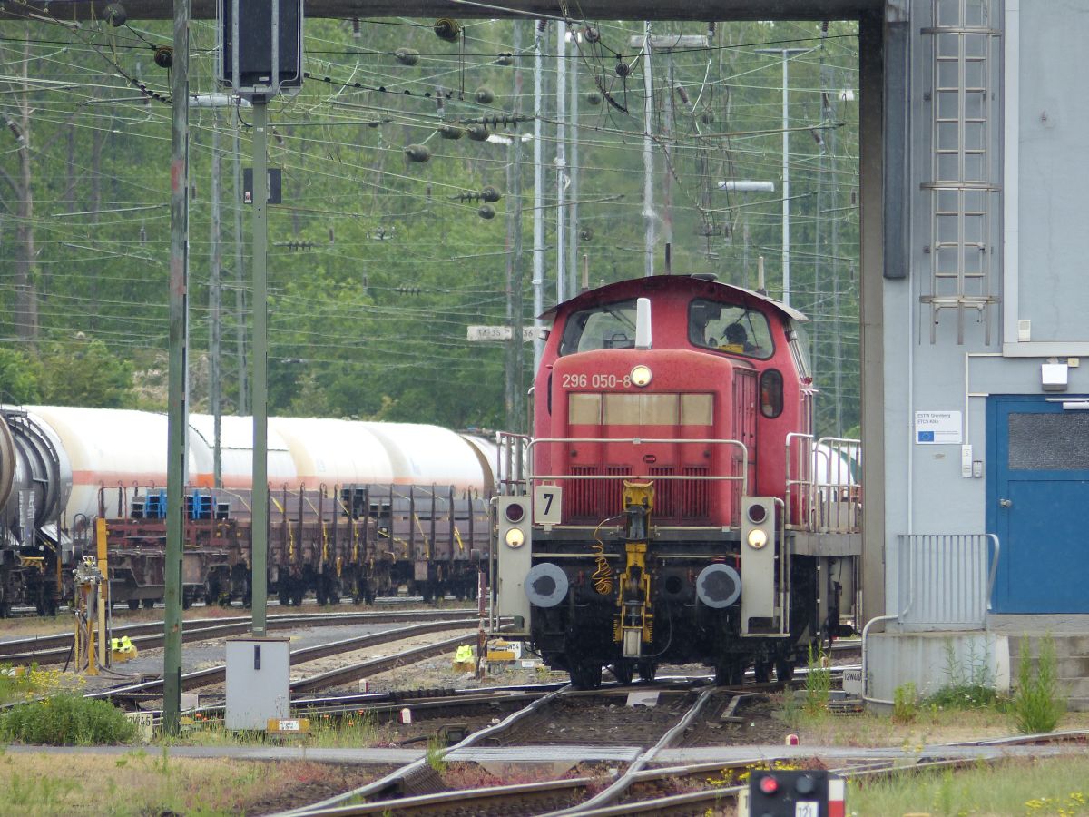 DB Schenker Diesellok 296 050-8 Gremberg Gnf (Gremberg Nord Fahrdienstleitung), Rangierbahnhof K�len Gremberg 20-05-2016.

DB Schenker dieselloc 296 050-8 onder het seinhuis Gremberg Gnf (Gremberg Nord Fahrdienstleitung), rangeerstation Keulen Gremberg 20-05-2016.