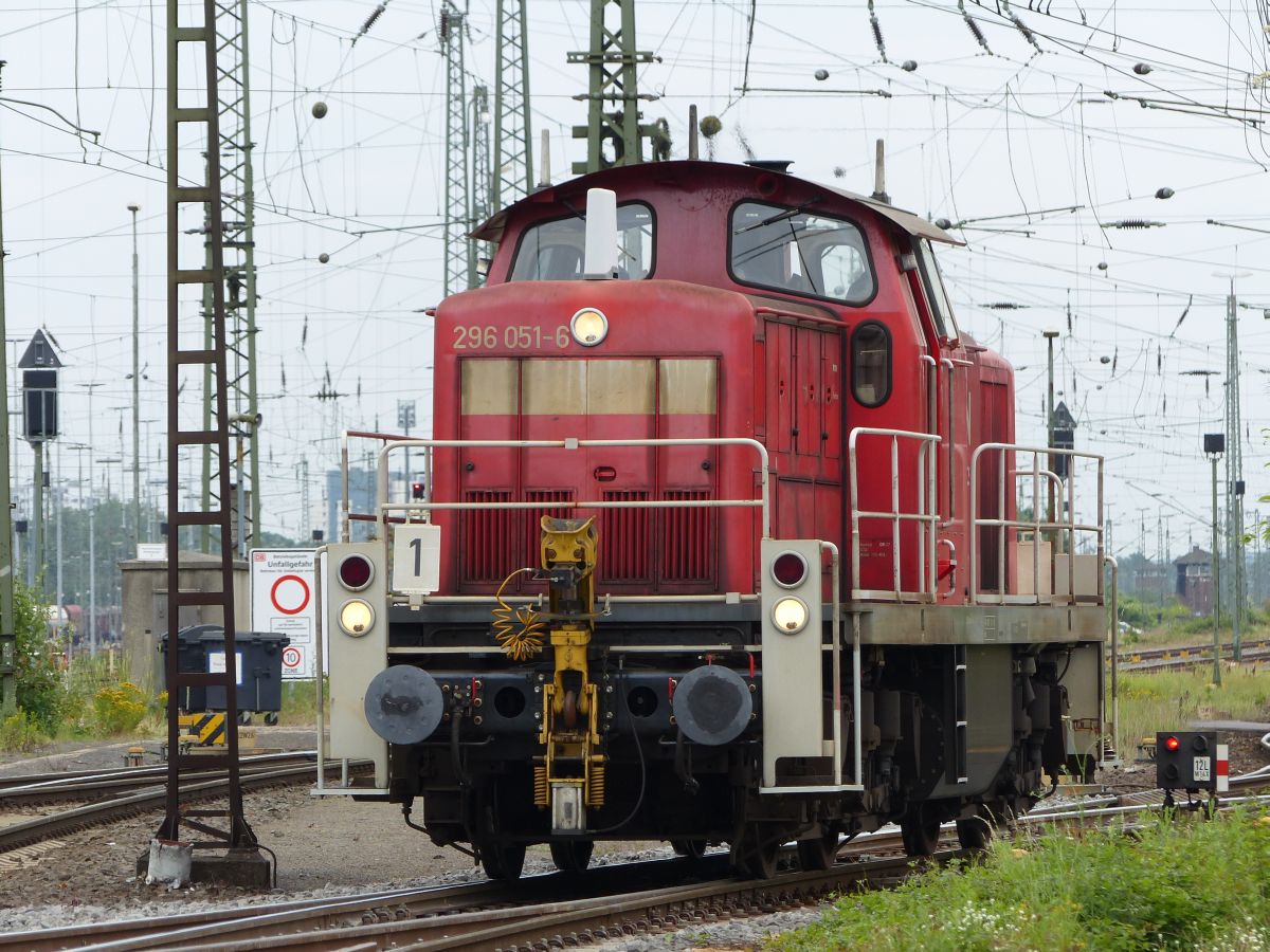 DB Schenker Diesellok 296 051-6 Rangierbahnhof Gremberg, K�ln, 09-07-2016.

DB Schenker dieselloc 296 051-6 rangeerstation Gremberg, Keulen 09-07-2016.