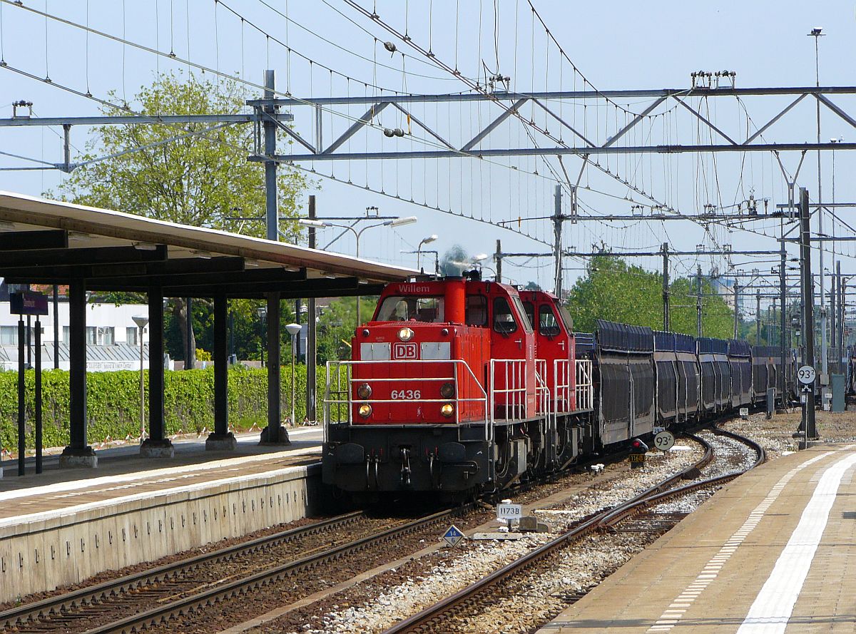DB Schenker Diesellok 6436 met zusterloc Gleis 1 Dordrecht, Niederlande 12-06-2015.

DB Schenker dieselloc 6436 met zusterloc spoor 1 Dordrecht, Nederland 12-06-2015.