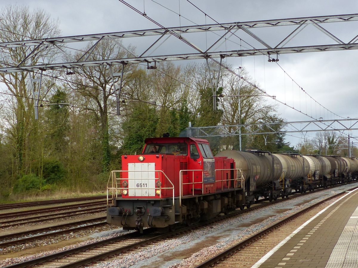 DB Schenker Diesellok 6511 mit G�terzug in Dordrecht 07-04-2016.

DB Schenker dieselloc 6511 met een goederentrein. Dordrecht 07-04-2016.