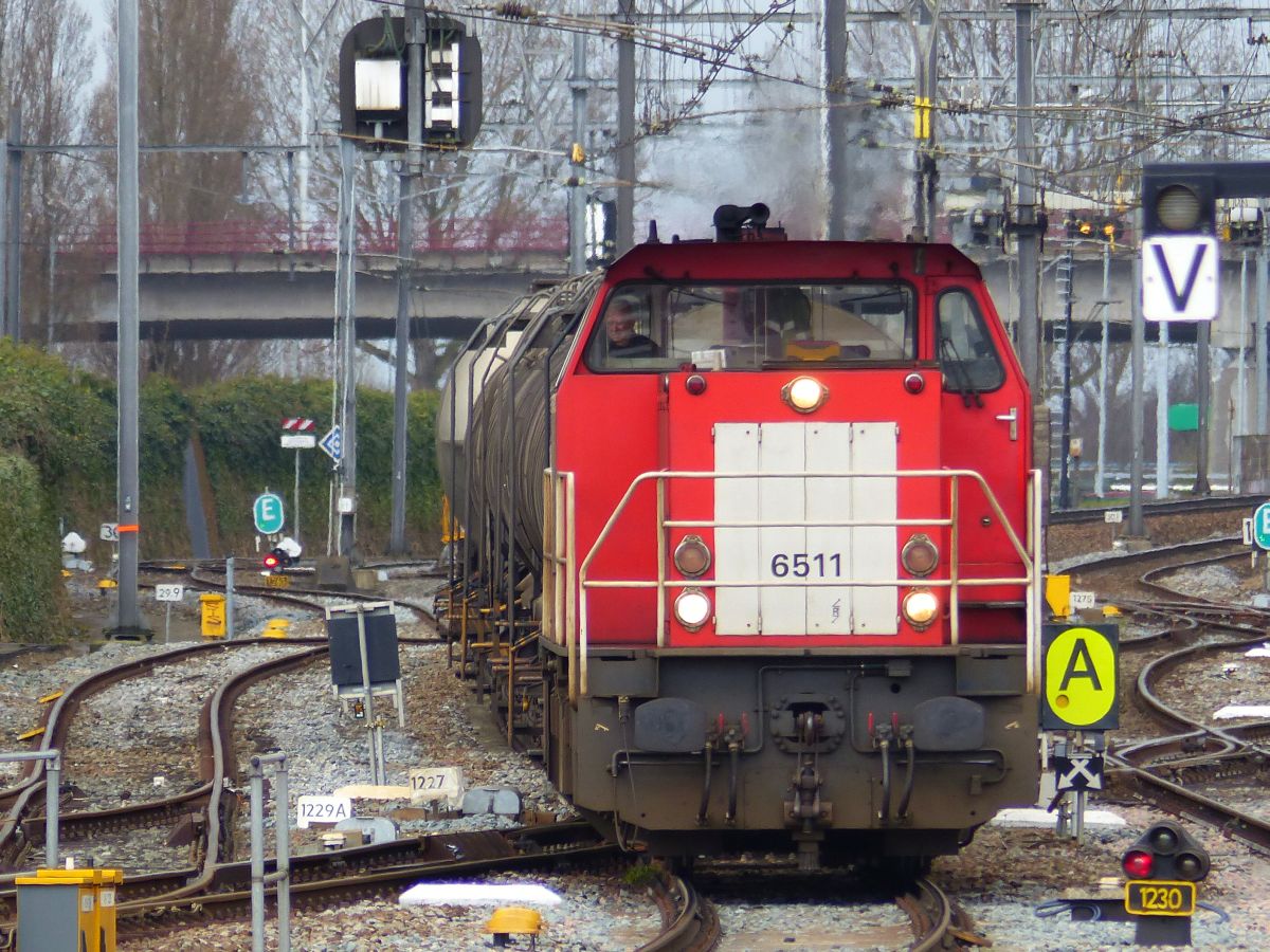 DB Schenker Diesellok 6511 mit G�terzug in Dordrecht 07-04-2016.

DB Schenker dieselloc 6511 met een goederentrein. Dordrecht 07-04-2016.