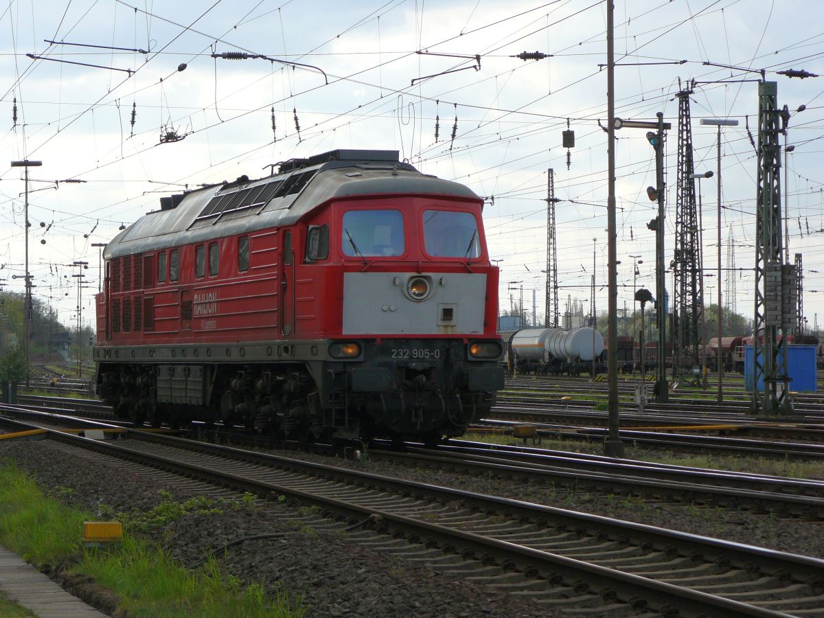DB Schenker Dieselok 232 905-0 Oberhausen West 18-04-2015.

DB Schenker diesellocomotief 232 905-0 rangeerterrrein Oberhausen West, Duitsland 18-04-2015.