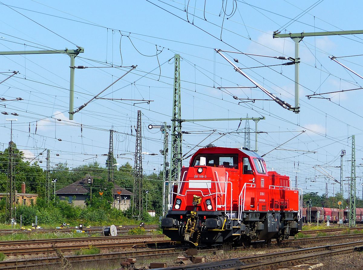 DB Schenker Gravita 10BB Diesellok 261 109-3. Oberhausen West 11-09-2015.

DB Schenker dieselloc 261 109-3 type Gravita 10BB. Oberhausen West 11-09-2015.