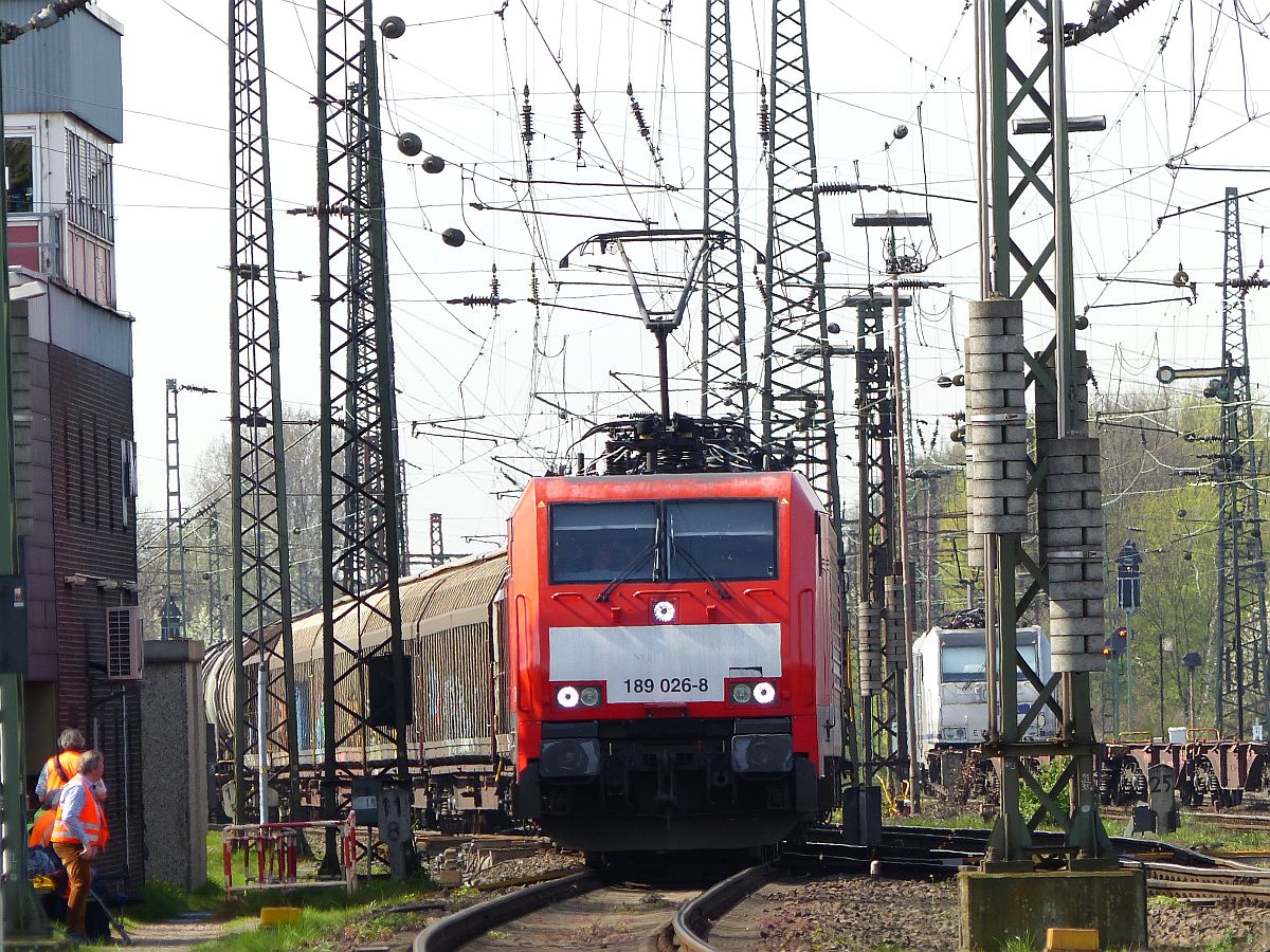 DB Schenker loc 189 026-8 G�terbahnhof Oberhausen West bei Stellwerk Mathilde 31-03-2017.

DB Schenker loc 189 026-8 goederenstation Oberhausen West bij Stellwerk Mathilde 31-03-2017.
