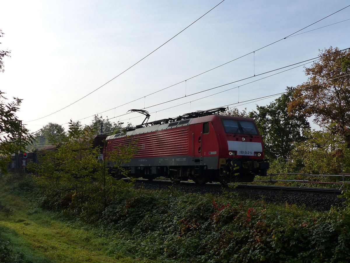 DB Schenker loc 189 042-5 in Herbstnebel bei Bahn�bergang Haagsche Strasse, Elten, Deutschland 30-10-2015.

DB Schenker loc 189 042-5  in de mist bij de overweg Haagsche Strasse, Elten, Duitsland 30-10-2015.