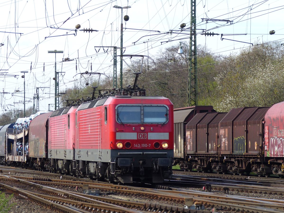 DB Schenker Lok 143 190-7 mit Schwesterlok Rangierbahnhof K�ln Gremberg 31-03-2017.

DB Schenker loc 143 190-7 met zusterloc rangeerstation Keulen Gremberg 31-03-2017.