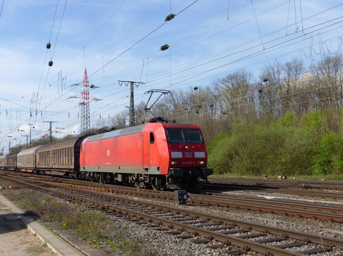 DB Schenker Lok 145 038-6 Rangierbahnhof K�ln Gremberg 31-03-2017.

DB Schenker loc 145 038-6 rangeerstation Keulen Gremberg 31-03-2017.