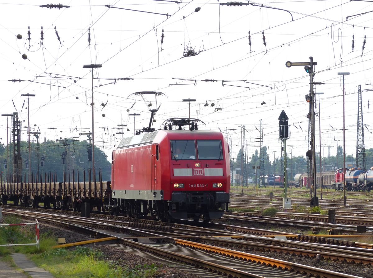 DB Schenker Lok 145 045-1 mit G�terzug.  G�terbahnhof Oberhausen West 22-09-2016.

DB Schenker loc 145 045-1 met een goederentrein. Goederenstation Oberhausen West 22-09-2016.