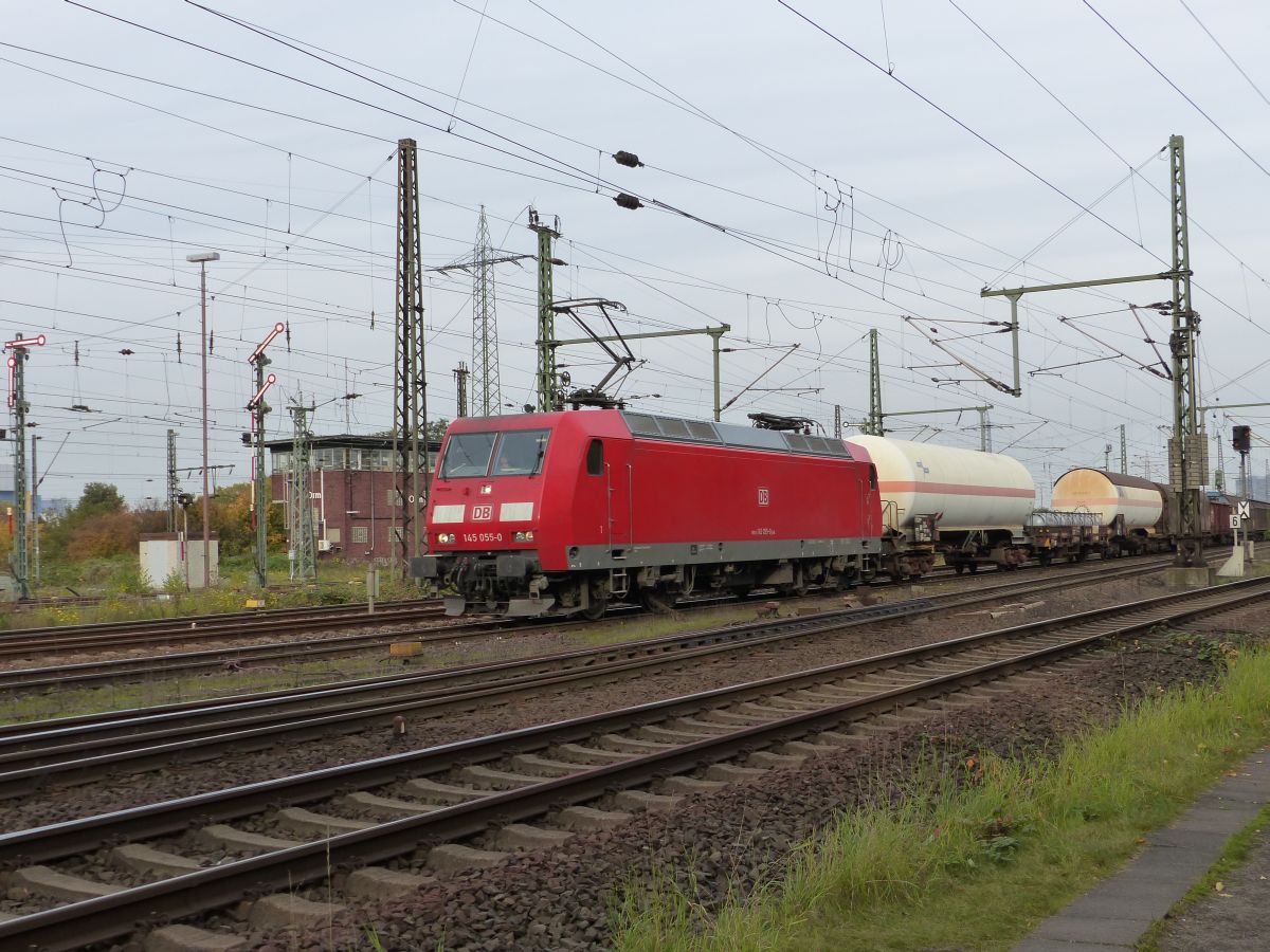 DB Schenker Lok 145 055-0 mit Güterzug. Güterbahnhof Oberhausen West 30-10-2015.

DB Schenker loc 145 055-0 met een goederentrein. Goederenstation Oberhausen West 30-10-2015.
