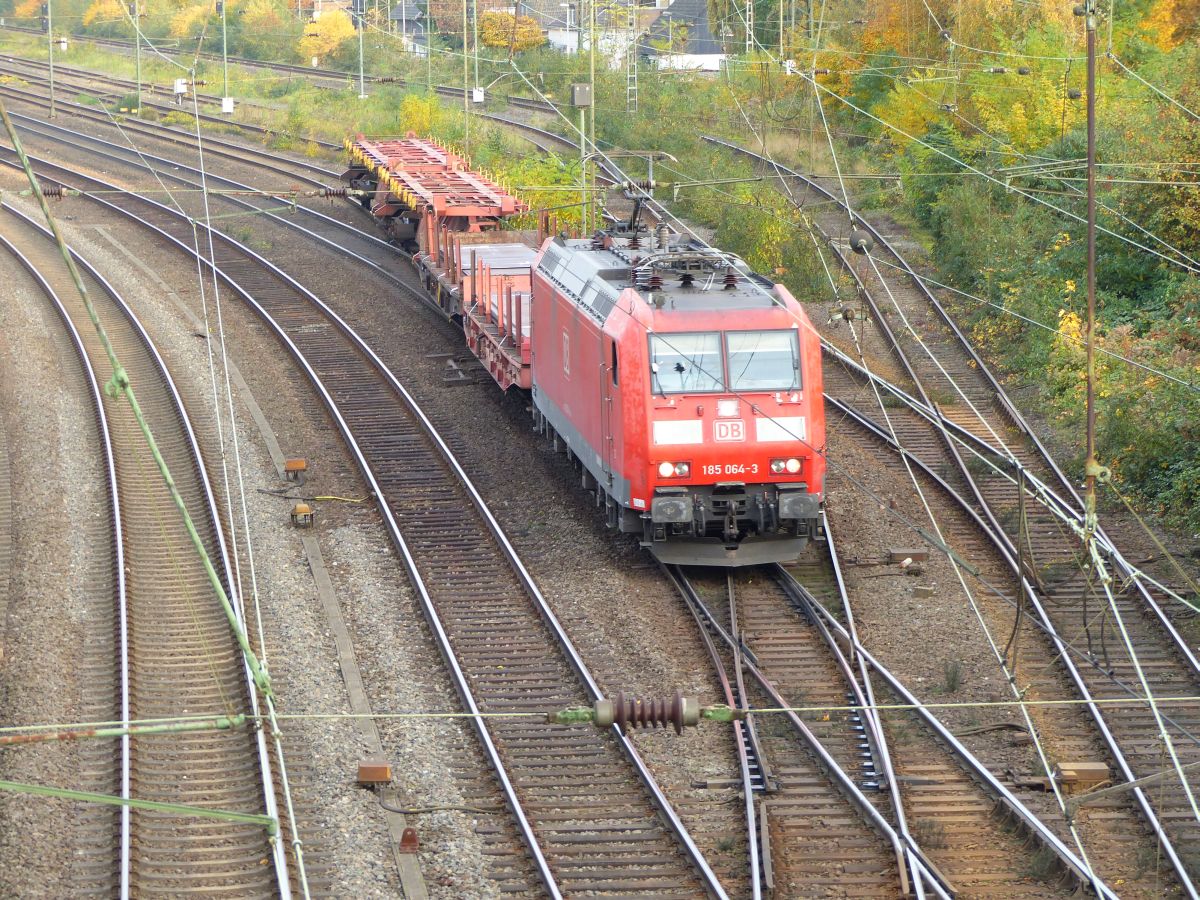 DB Schenker Lok 145 064-3 bei Oberhausen Osterfeld S�d, Wittekindstrasse Oberhausen 30-10-2015.

DB Schenker loc 145 064-3 bij Oberhausen Osterfeld S�d, Wittekindstrasse Oberhausen 30-10-2015.