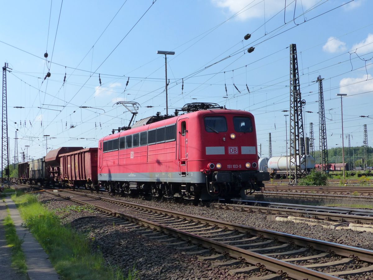 DB Schenker Lok 151 103-9 met G�terzug, Oberhausen West 11-09-2015.

DB Schenker loc 151 103-9 met goederentrein, Oberhausen West 11-09-2015.