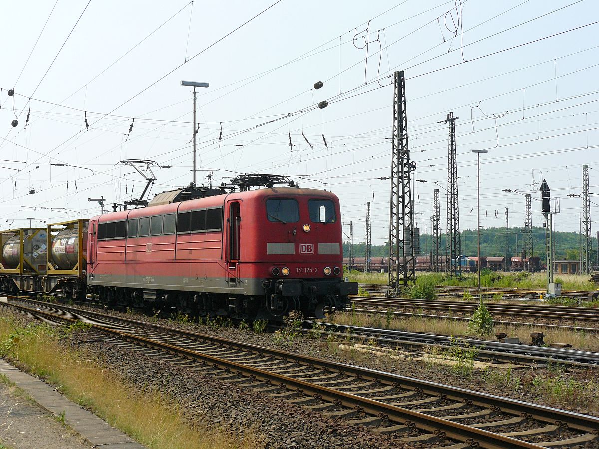 DB Schenker Lok 151 125-2 Oberhausen West 03-07-2015.


DB Schenker loc 151 125-2 Oberhausen West 03-07-2015.