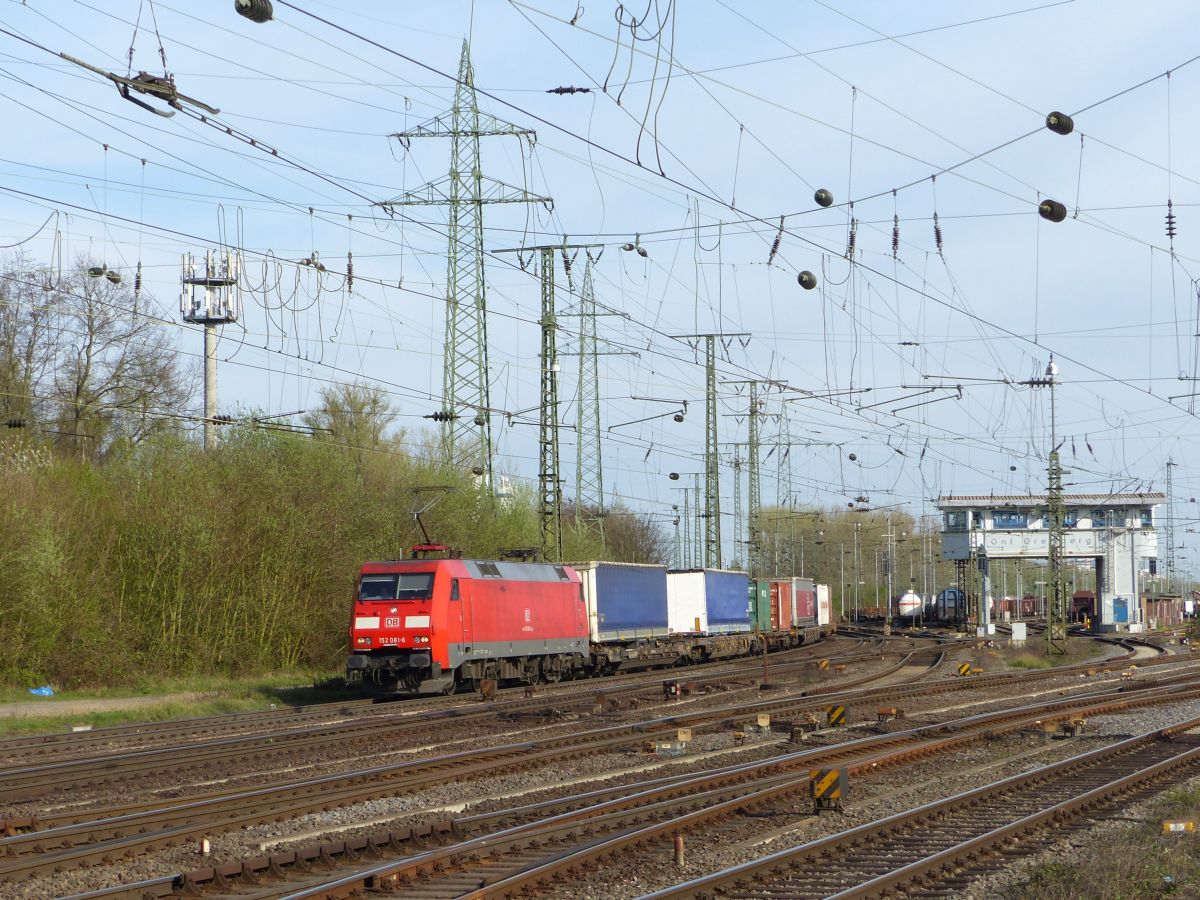 DB Schenker Lok 152 081-6 Rangierbahnhof Gremberg bei Gremberg Gnf (Gremberg Nord Fahrdienstleitung), Porzer Ringstra�e, K�ln 31-03-2017.

DB Schenker loc 152 081-6 rangeerstation Gremberg bij seinhuis Gremberg Gnf (Gremberg Nord Fahrdienstleitung) Porzer Ringstra�e, Keulen 31-03-2017.