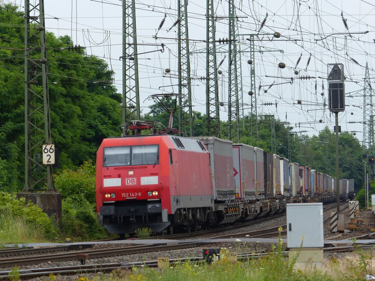 DB Schenker Lok 152 142-6 Rangierbahnhof Gremberg, Bahn�bergang Porzer Ringstra�e, K�ln 09-07-2016.

DB Schenker loc 152 142-6 rangeerstation Gremberg bij overweg Porzer Ringstra�e, Keulen 09-07-2016.