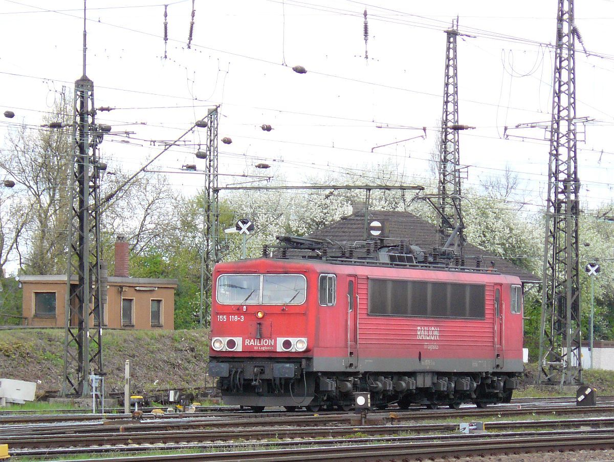 DB Schenker Lok 155 118-3 Oberhausen West 18-04-2015.

DB Schenker locomotief 155 118-3 rangeerterrein Oberhausen West 18-04-2015.