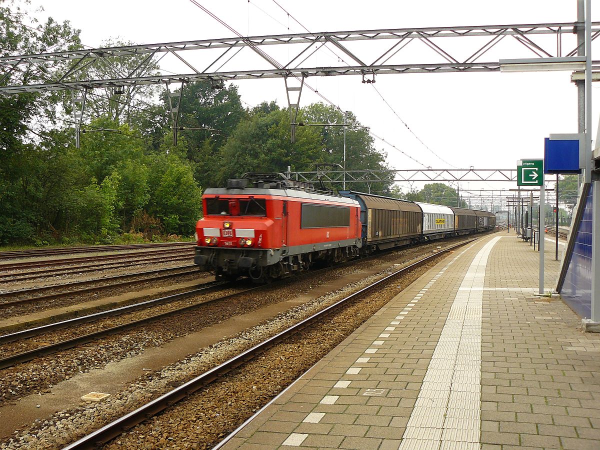 DB Schenker Lok 1611 mit G�terzug Gleis 6, Dordrecht 08-08-2014.

DB Schenker locomotief 1611 met goederentrein over spoor 6 in Dordrecht 08-08-2014.