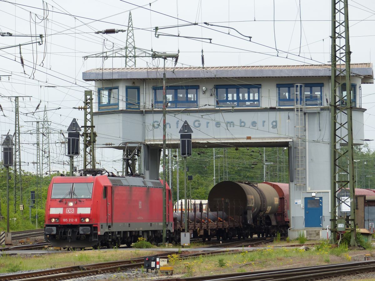 DB Schenker Lok 185 212-8 Rangierbahnhof K�ln Gremberg, Gremberg Gnf (Gremberg Nord Fahrdienstleitung) 20-05-2016.

DB Schenker loc 185 212-8 rangeerstation Keulen Gremberg bij seinhuis Gremberg Gnf (Gremberg Nord Fahrdienstleitung) 20-05-2016.