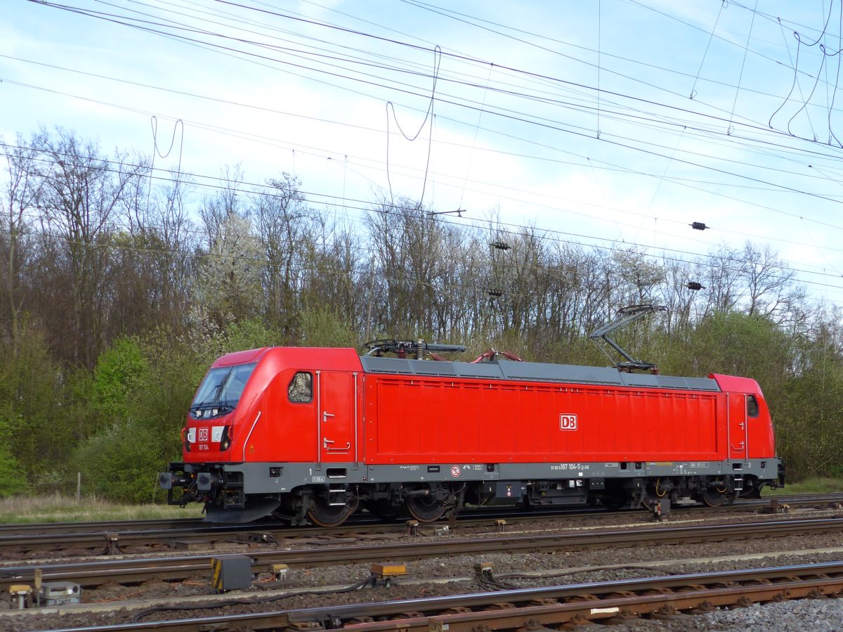 DB Schenker Lok 187 104-5 Rangierbahnhof K�ln Gremberg 31-03-2017.

DB Schenker loc 187 104-5 rangeerstation Keulen Gremberg 31-03-2017.