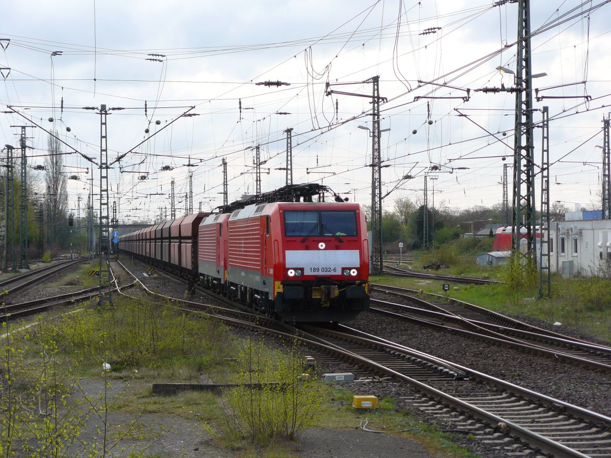 DB Schenker Lok 189 032-6 mit Schwesterlok und G�terzug. Emmerich am Rhein 18-04-2015.

DB Schenker 189 032-6 met zusterloc en goederentrein uit de richting Wesel. Emmerich am Rhein 18-04-2015.