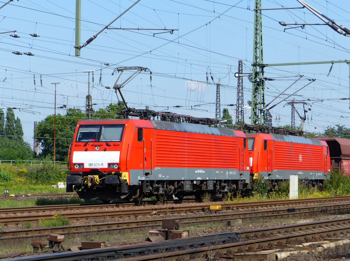 DB Schenker Lok 189 035-9 mit Schwesterlok, Oberhausen West 11-09-2015.

DB Schenker locomotief 189 035-9 met zusterlocomotief, Oberhausen West 11-09-2015.
