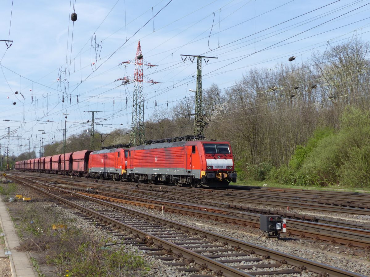 DB Schenker Lok 189 039-1 mit Schwesterlok K�ln Gremberg. Porzer Ringstra�e, K�ln 31-03-2017.

DB Schenker loc 189 039-1 met zusterloc rangeerstation Keulen Gremberg. Porzer Ringstra�e, Keulen 31-03-2017.