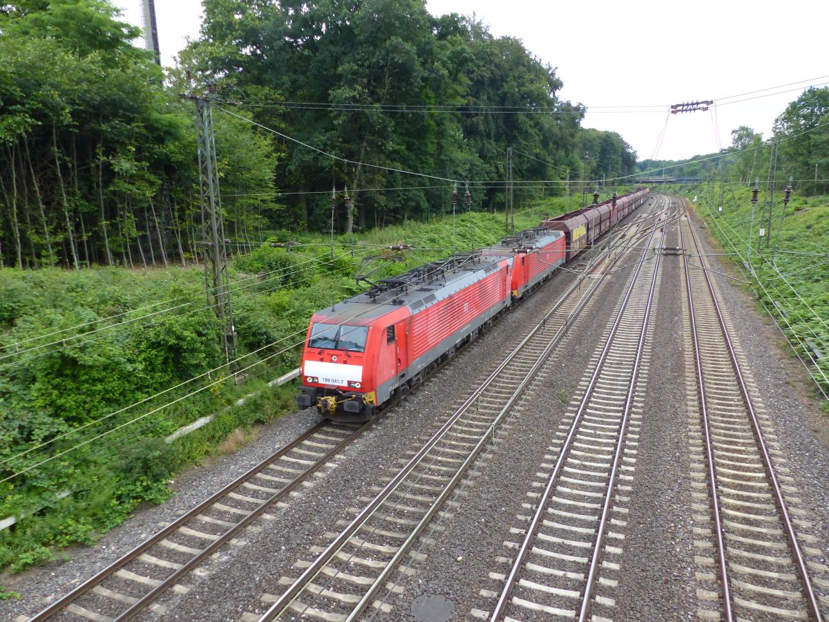 DB Schenker Lok 189 041-7 mit Schwesterlok Abzweig Lotharstrasse / Forsthausweg, Duisburg 08-07-2016.

DB Schenker loc 189 041-7 met zusterloc Abzweig Lotharstrasse / Forsthausweg, Duisburg 08-07-2016.