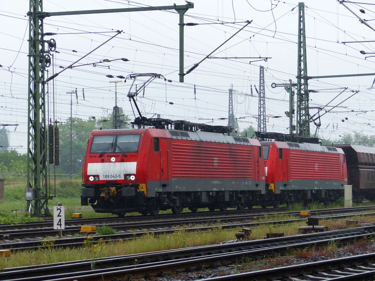 DB Schenker Lok 189 042-5  mit Schwesterlok G�terbahnhof Oberhausen West 20-05-2016.

DB Schenker loc 189 042-5  met zusterloc goederenstation Oberhausen West 20-05-2016.