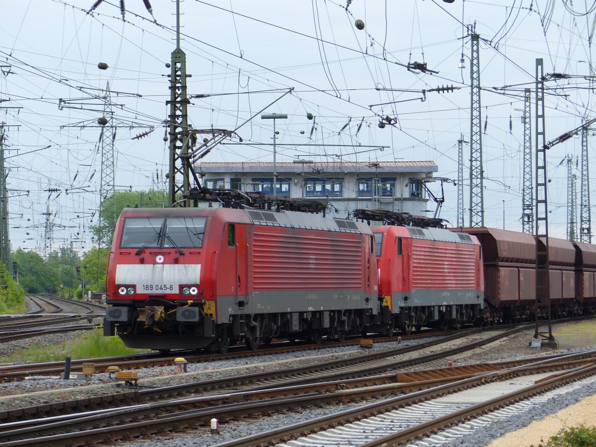 DB Schenker Lok 189 045-8 mit Schwesterlok Rangierbahnhof Gremberg, K�ln 20-05-2016.

DB Schenker loc 189 045-8 met zusterloc rangeerstation Gremberg, Keulen 20-05-2016.