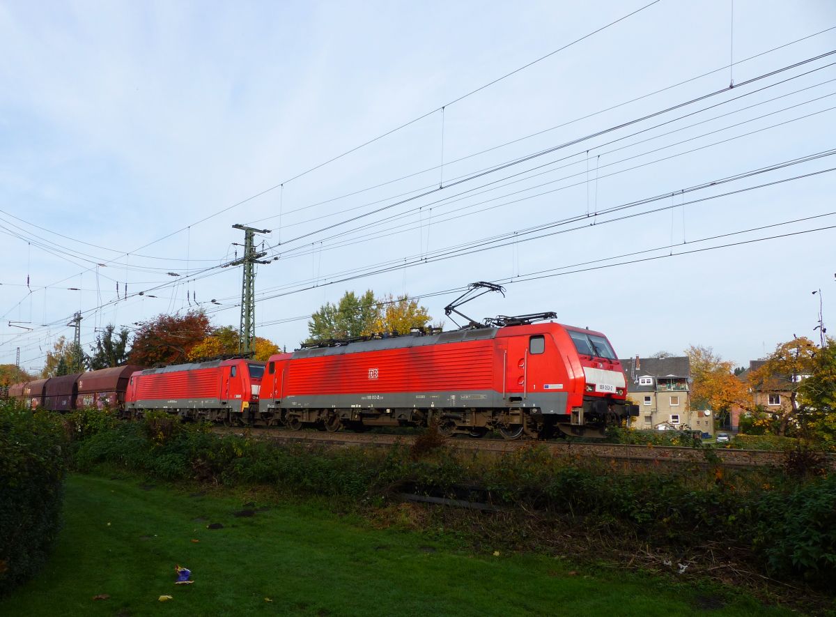 DB Schenker Lok 189 053-2 mit Schwesterlok. Grosser Wall, Emmerich am Rhein 30-10-2015.

DB Schenker loc 189 053-2 met zusterloc voor een goederentrein uit Nederland. Grosser Wall, Emmerich am Rhein 30-10-2015.