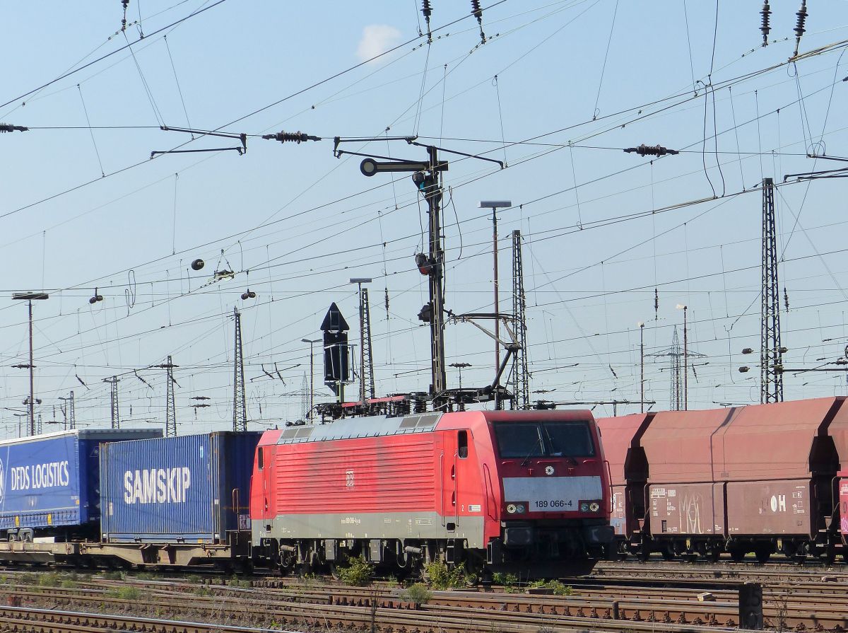 DB Schenker Lok 189 066-4 Oberhausen West 11-09-2015.

DB Schenker loc 189 066-4 Oberhausen West 11-09-2015.