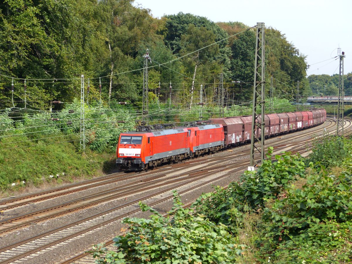 DB Schenker Lok 189 067-2 mit Schwesterlok. Abzweig Lotharstrasse, Forsthausweg, Duisburg 22-09-2016.

DB Schenker loc 189 067-2 met zusterloc. Abzweig Lotharstrasse, Forsthausweg, Duisburg 22-09-2016.