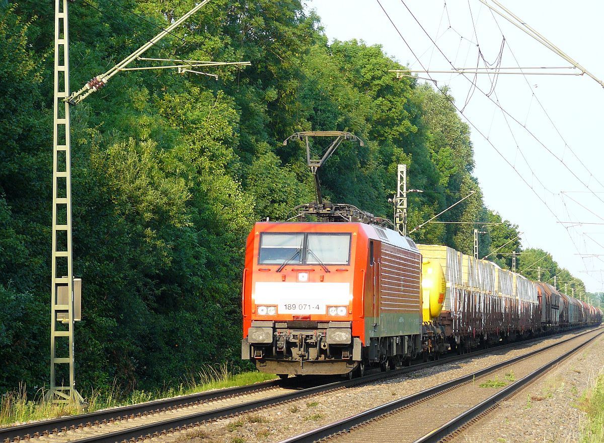 DB Schenker Lok 189 071-4 mit G�terzug nach Europoort (Rotterdam, Niederlande). Schwarzer Weg, Vrasselt bei Emmerich am Rhein 03-07-2015.

DB Schenker loc 189 071-4 met een bonte goederentrein voor Europoort (NL). Schwarzer Weg, Vrasselt bij Emmerich, Duitsland 03-07-2015.
