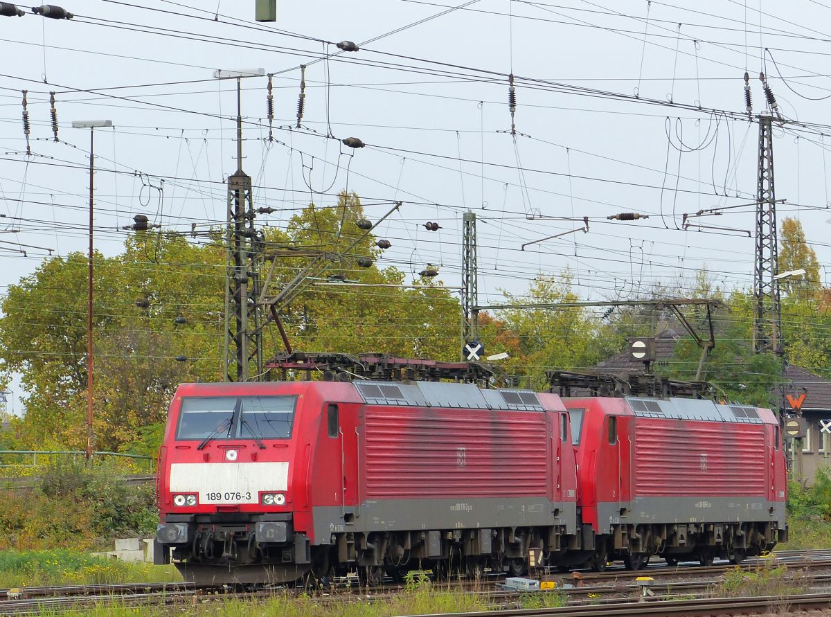 DB Schenker Lok 189 076-3 mit Schwesterlok G�terbahnhof Oberhausen West 30-10-2015.

DB Schenker loc 189 076-3 met zusterloc goederenstation Oberhausen West 30-10-2015.