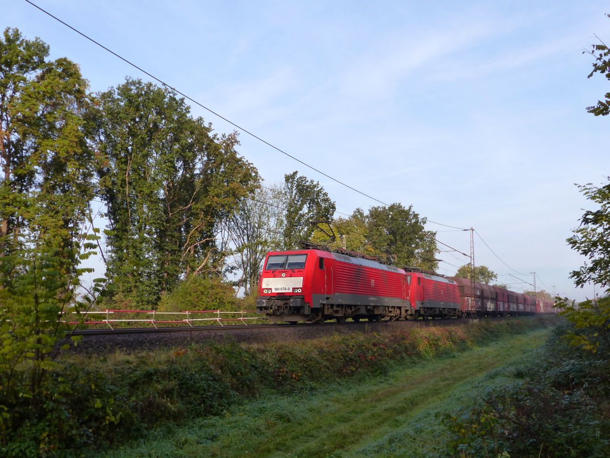 DB Schenker Lok 189 078-9 mit Schwesterlok bei Bahn�bergang Haagsche Strasse in Elten, Deutschland 30-10-2015.

DB Schenker loc 189 078-9 met zusterloc nadert de overweg Haagsche Strasse, Elten, Duitsland 30-10-2015.
