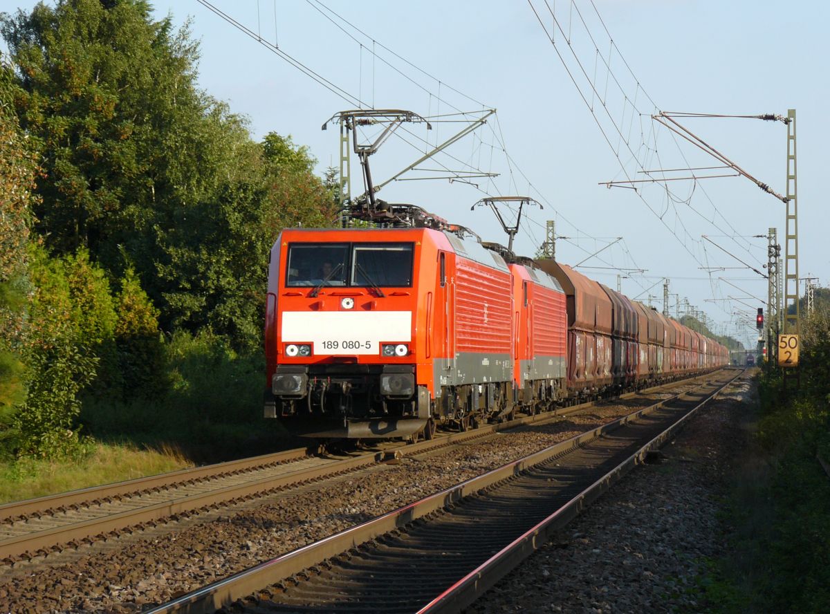 DB Schenker Lok 189 080-5 mit Schwesterlok. Millingen (bei Rees), Duitsland 12-09-2014.

DB Schenker loc 189 080-5 met zusterlocomotief nadert station Millingen (bei Rees), Duitsland 12-09-2014.