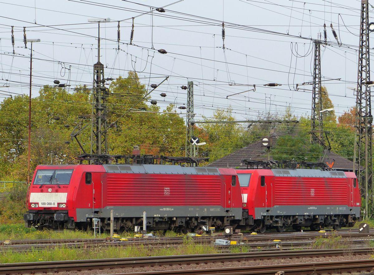DB Schenker Lok 189 088-8 und 189 073-0 Oberhausen West, Deutschland 30-10-2015.

DB Schenker loc 189 088-8 en 189 073-0 Oberhausen West, Duitsland 30-10-2015.