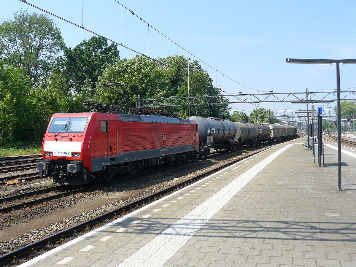 DB Schenker Lok 189 100-1 mit G�terzug Gleis 6 6 in Dordrecht, Niederlande 12-06-2015.

DB Schenker loc 189 100-1 met een goederentrein over spoor 6 in Dordrecht 12-06-2015.