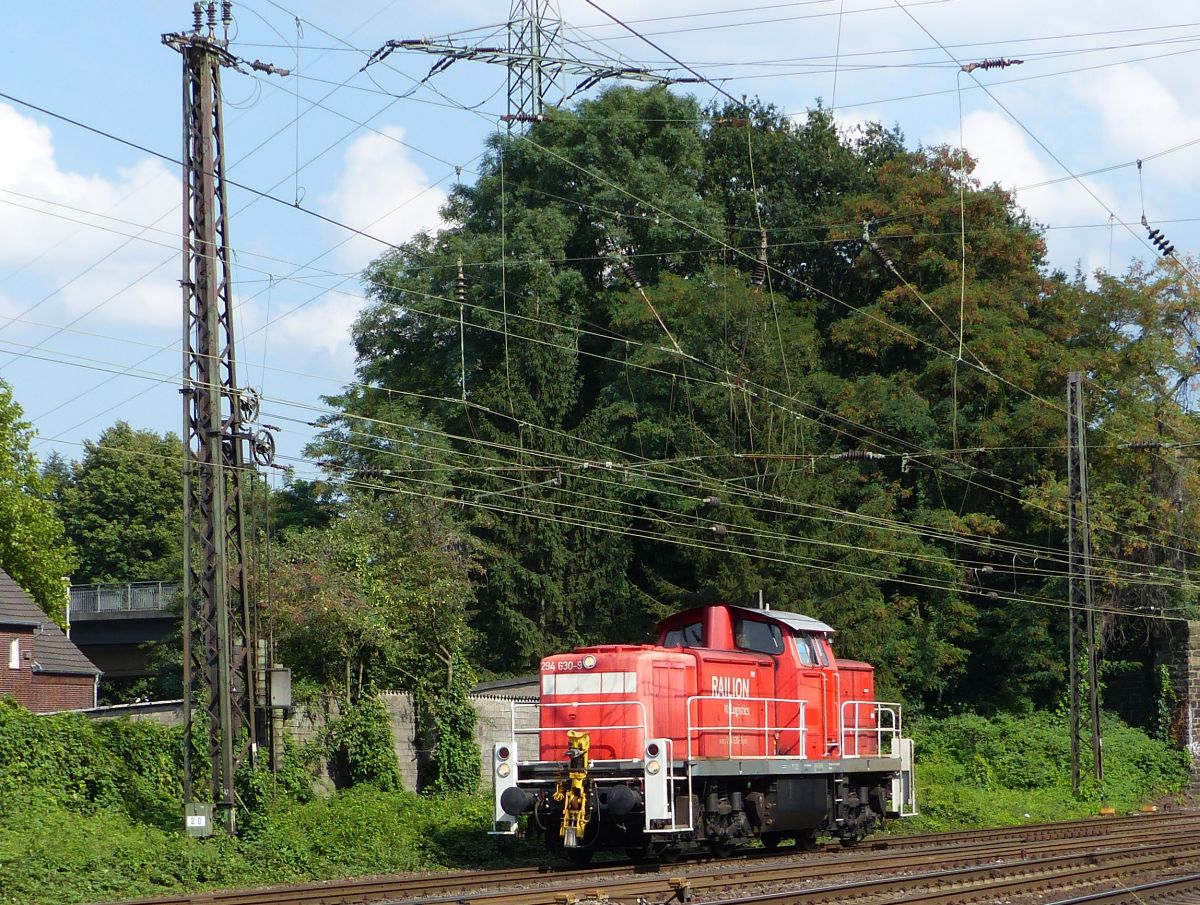 DB Schenker Lok 294 630-9, Oberhausen 11-09-2015.

DB Schenker loc 294 630-9, Oberhausen 11-09-2015.