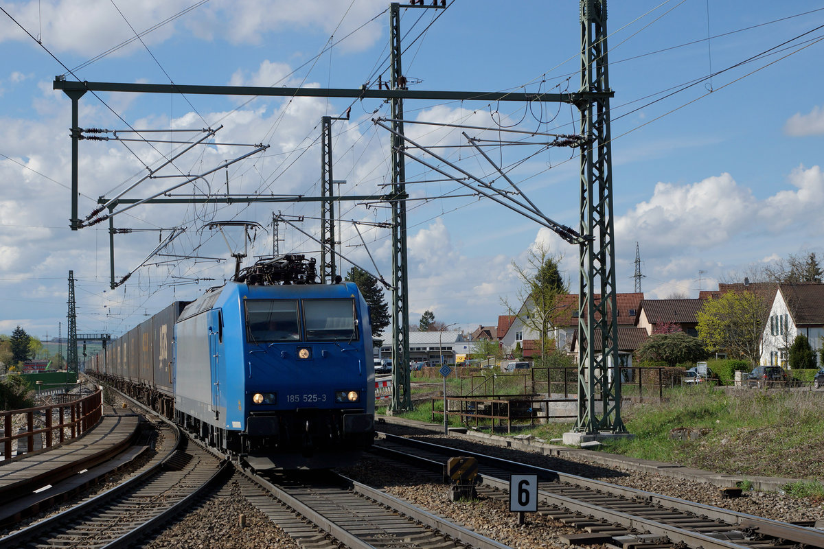 DB: Seit der Zulassung von Privaten wurde das Fotografieren der DB-Strecken interessanter. Die 185 525-3 bei Haltingen am 14. April 2016 auf der Fahrt in den Süden.
Foto: Walter Ruetsch