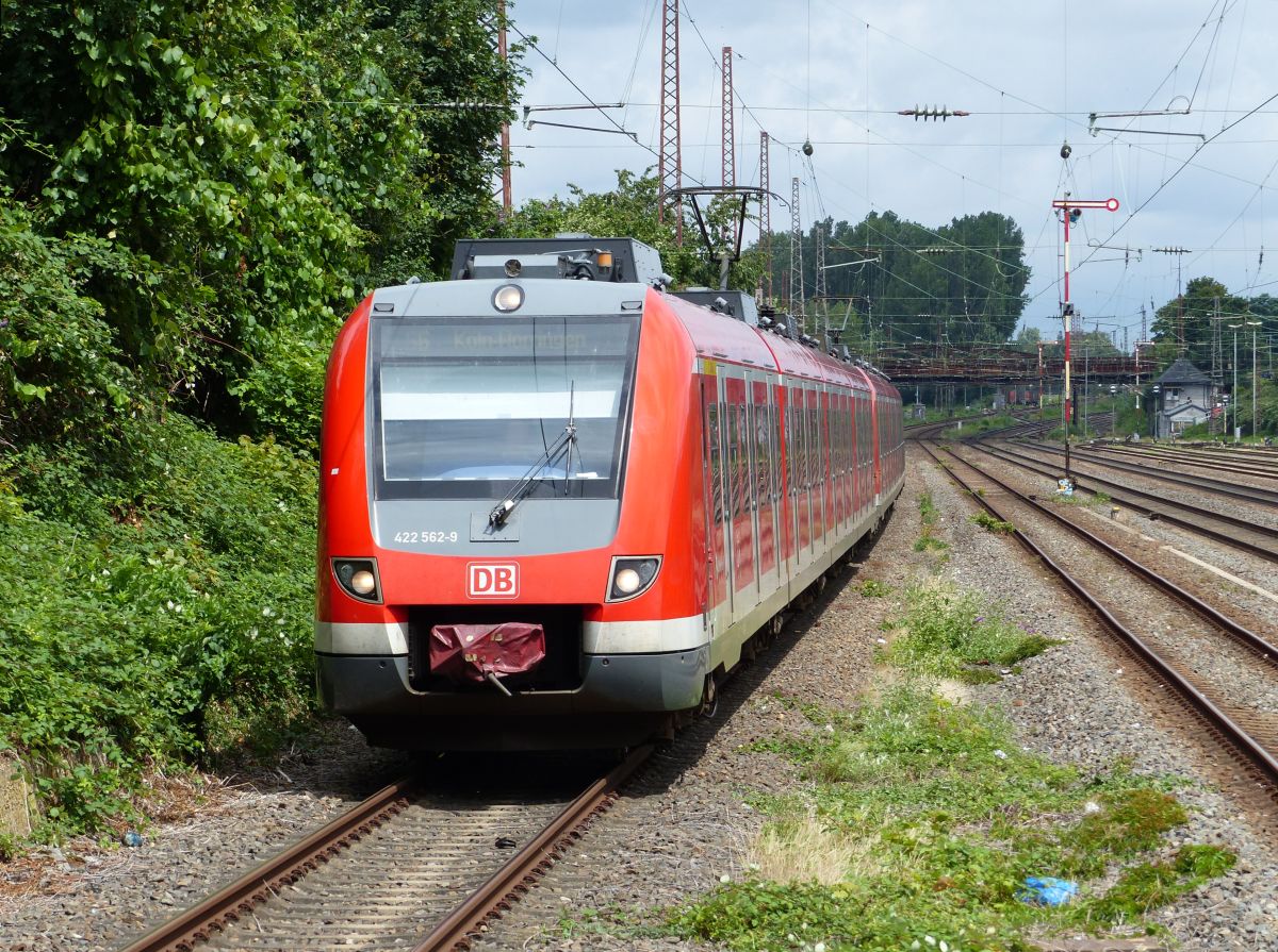 DB Treibzug 422 562-9 en 422 555-3 Einfahrt Bahnhof D�sseldorf-Rath 09-07-2020.

DB treinstel 422 562-9 en 422 555-3 aankomst station D�sseldorf-Rath 09-07-2020.