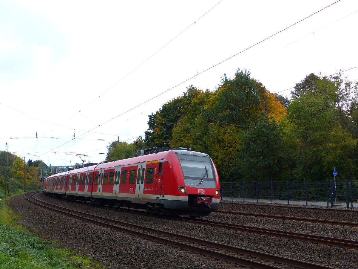 DB Triebzug 422 052-1 und 422 020-8 Winkhauser Talweg, M�lheim an der Ruhr 13-10-2017.

DB treinstel 422 052-1 en 422 020-8 Winkhauser Talweg, M�lheim an der Ruhr 13-10-2017.