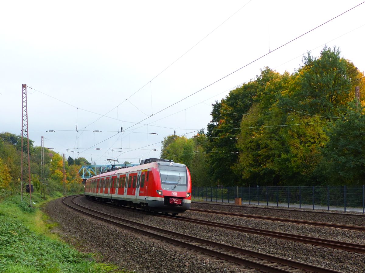 DB Triebzug 422 084-4 und 422 579-3 Winkhauser Talweg, M�lheim an der Ruhr 13-10-2017.

DB treinstel 422 084-4 en 422 579-3 Winkhauser Talweg, M�lheim an der Ruhr 13-10-2017.