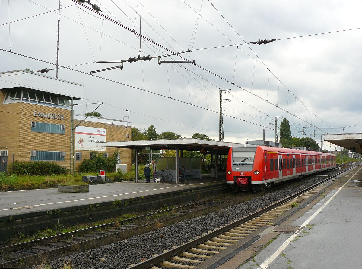 DB TW 425 071-8 auf Gleis 2 in Emmerich 11-09-2013.

DB treinstel 425 071-8 op spoor 2 in Emmerich 11-09-2013.