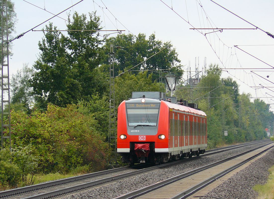 DB TW 425 570-0 bei Haldern (bei Rees) am 11-09-2013.


DB treinstel 425 570-0 bij Haldern 11-09-2013.