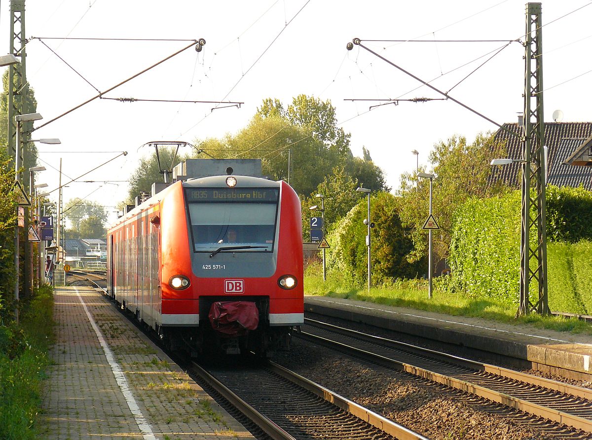 DB TW 425 571-1 Millingen (bei Rees) 12-09-2014.

DB treinstel 425 571-1 station Millingen (bei Rees) 12-09-2014.