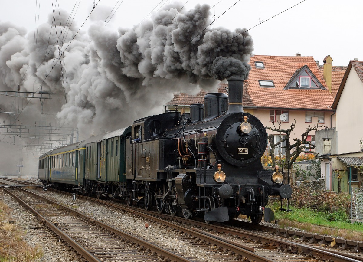 DBB: Die DBB Eb 3/5 5810  HABERSACK , ehemals SBB mit ehemaligen BLS-Wagen auf der Sonderfahrt in die Westscheiz. Die Aufnahme ist am 26. Oktober 2015 bei der Ausfahrt Payerne entstanden.
Foto: Walter Ruetsch