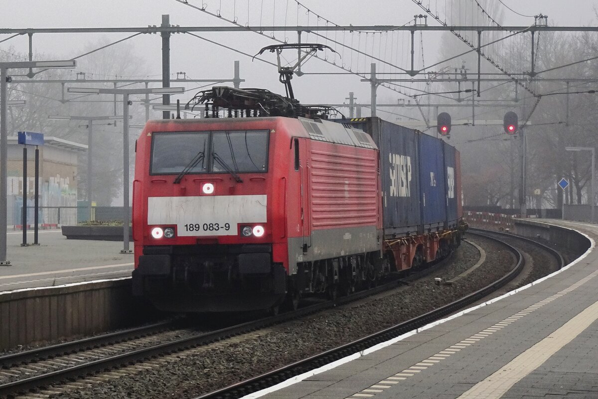 DBC 189 083 schleppt der Samskip-KLV durch Blerick am mistigen 16.Dezember 2021.