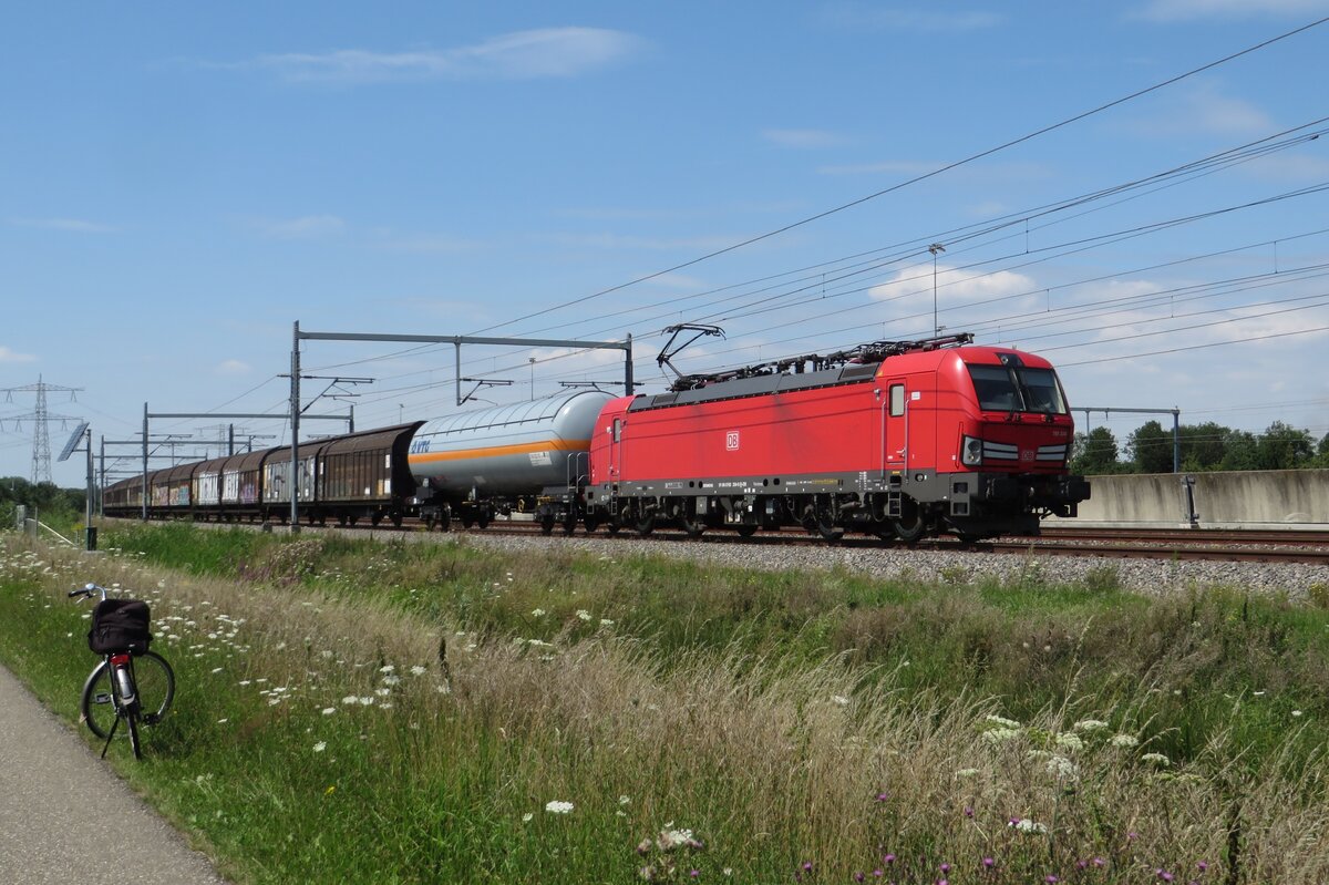 DBC 193 334 durchfahrt am 31 Juli 2020 mit ein Mischguterzug Valburg.